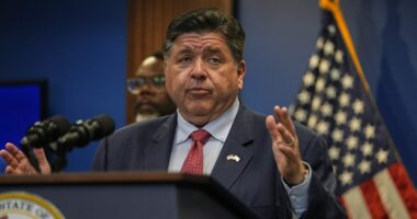 Pritzker: 400 Texas National Guard headed to Illinois, Oregon