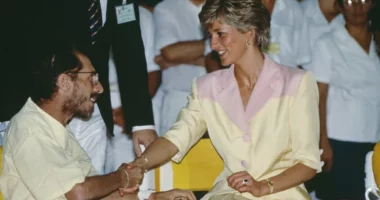 Remember When Princess Diana Changed the World With a Single, Gloveless Handshake?