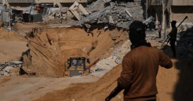 Renewed fighting tests Gaza ceasefire and Israel briefly halts aid