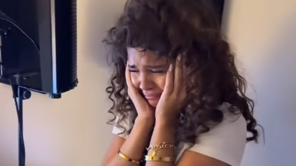 Ryan Thomas surprises daughter Scarlett with a recording studio