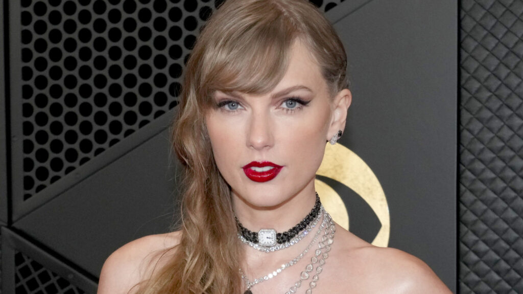 Taylor Swift's Face Transformation Is Wild To See In Side By Side Photos