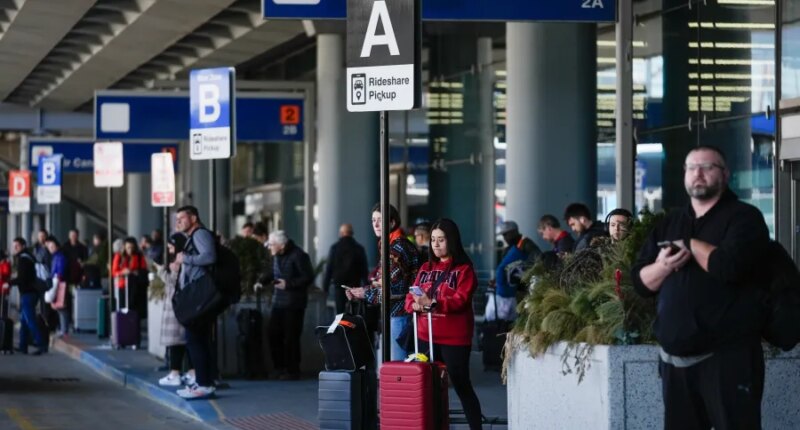 Tensions flare in Chicago as ICE arrests rideshare drivers