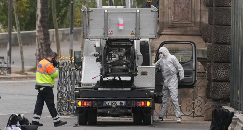 Thieves steal crown jewels in 4 minutes from Louvre Museum