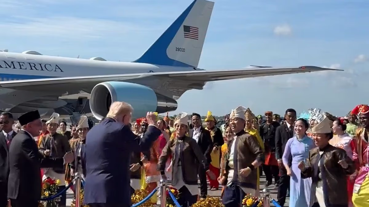 Trump performs fist-pump dance with Malaysian artists