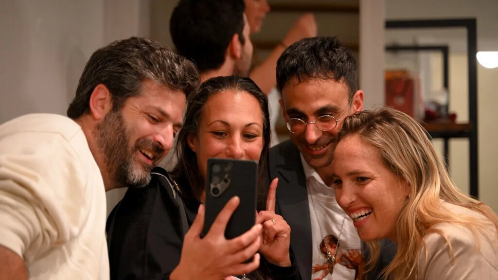 Trump praised during phone call with hostage families after Hamas agrees to peace plan: video