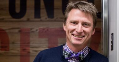 Tycoon heir to political dynasty launches run for Maine governor