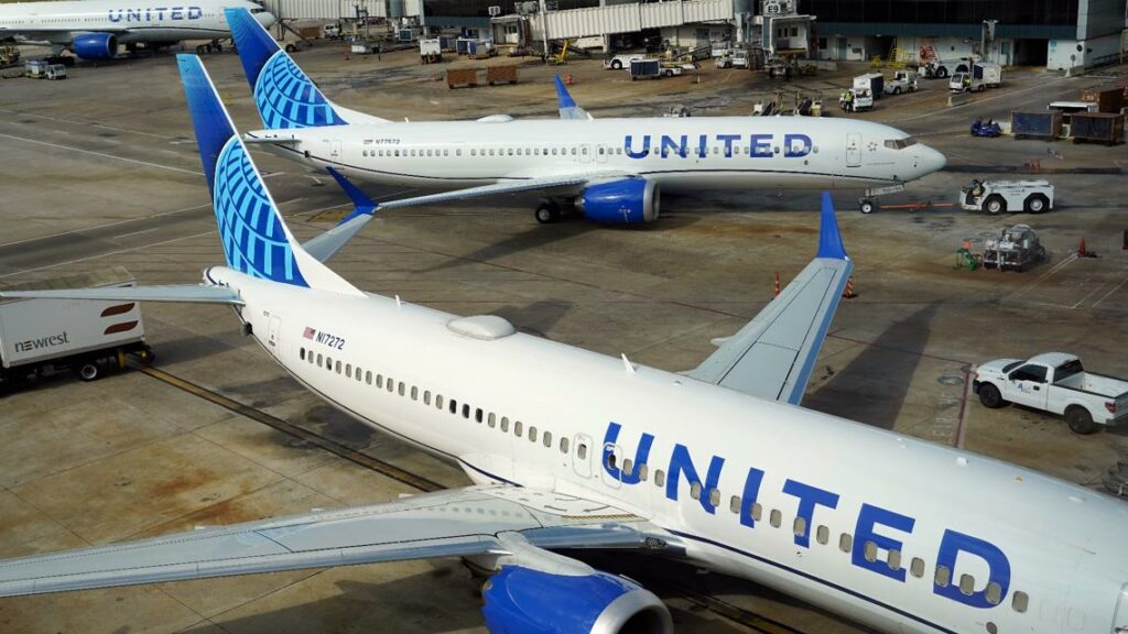 United Airlines flight diverts after windscreen crack