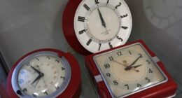 When does daylight saving time end, and what changes?