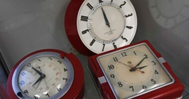 When does daylight saving time end, and what changes?