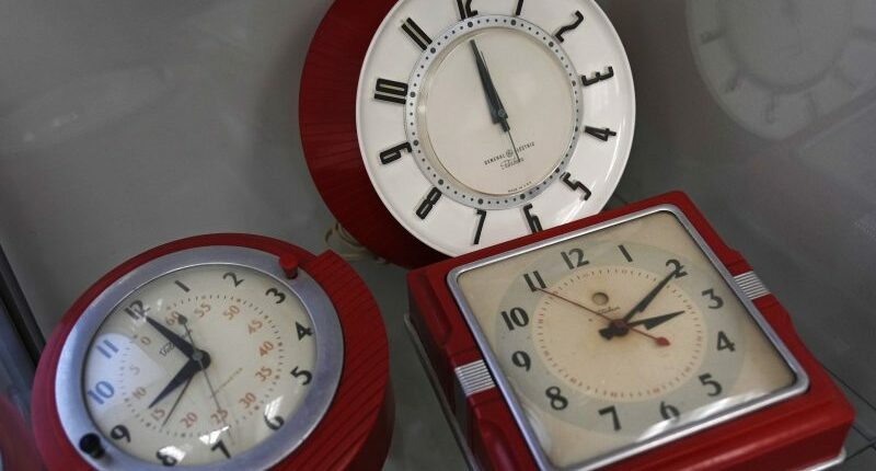 When does daylight saving time end, and what changes?