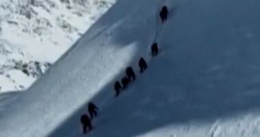 Blizzard traps hundreds of hikers on Mount Everest