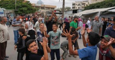 Hostages and prisoners to be exchanged after pause in Gaza war agreed