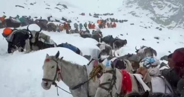 Hundreds of hikers rescued from Mount Everest after severe snowstorm