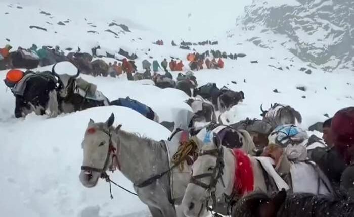 Hundreds of hikers rescued from Mount Everest after severe snowstorm