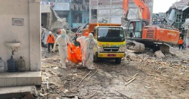 Rescuers carry the body of a newly recovered victim of a building that collapsed at an Islamic boarding school in Sidoarjo, East Java, Indonesia, Sunday, Oct. 5, 2025. (AP Photo/Trisnadi)