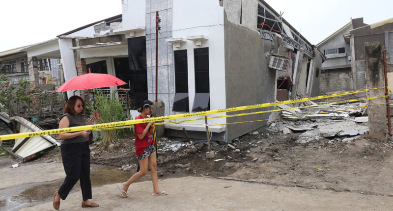 Philippines earthquake: 7.4-magnitude quake kills 2, causes tsunami evacuations