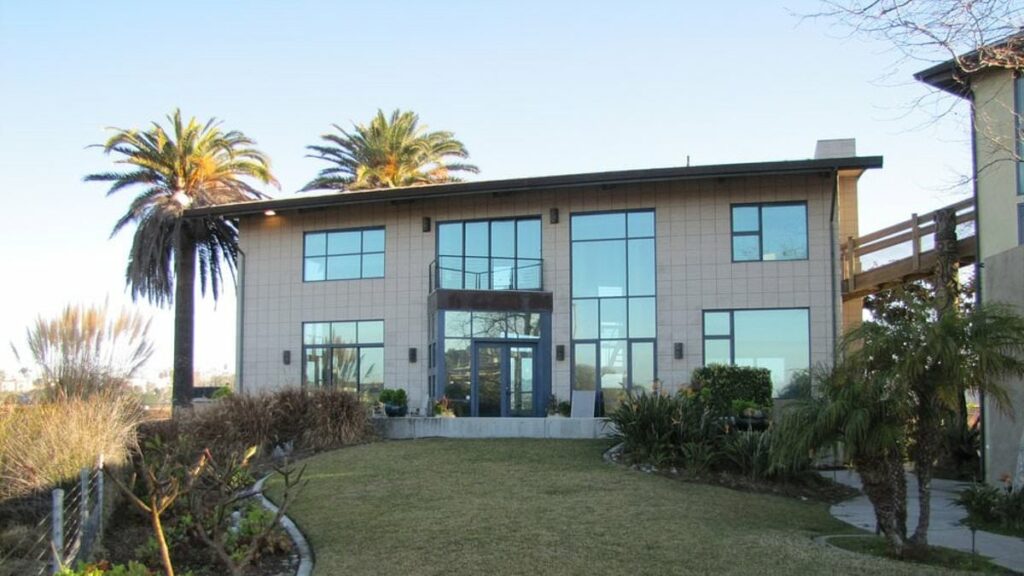 Retail tycoon fined $1.4m for erecting gate at mansion that blocked access to public beach