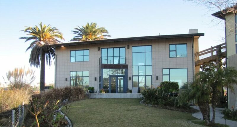 Retail tycoon fined $1.4m for erecting gate at mansion that blocked access to public beach
