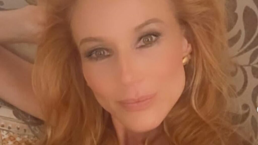 Singer shocks fans with 'unrecognizable' look after 'dating' Costner