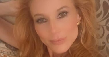Singer shocks fans with 'unrecognizable' look after 'dating' Costner