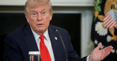 Trump holds Cabinet meeting as shutdown continues