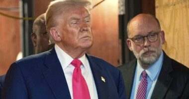 White House memo argues furloughed workers not guaranteed backpay