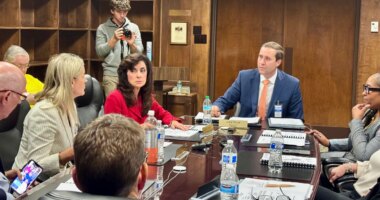 John Wahl, chairman of the Alabama Public Library Service Board of Directors, center right, listens during a meeting in Montgomery, Ala., Thursday, Nov. 20, 2025. (AP Photo/Kim Chandler)