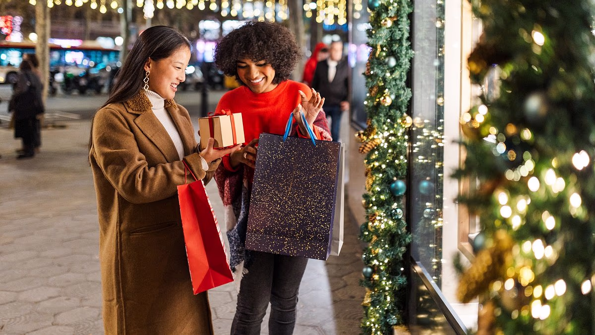 Americans can now earn major rewards on holiday shopping: 'Slam dunk'