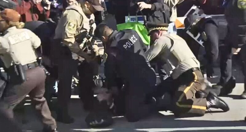 Anti-ICE protesters turn violent outside Chicago facility; 21 arrested after clash injures 4 officers