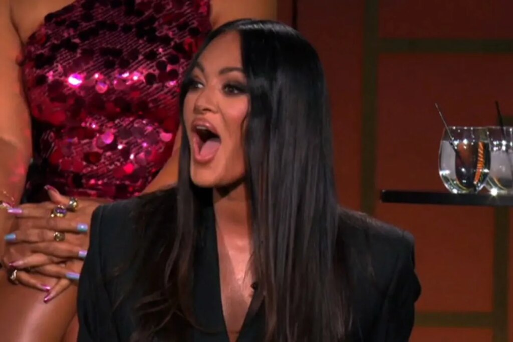 'BravoCon Live' crowd turns on Lisa Barlow, names her the Housewife most likely to leak stories to the press