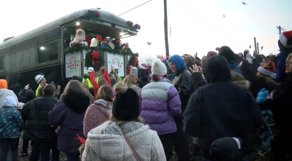 CSX Santa Train passes through Kingsport, spreads holiday cheer