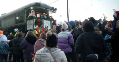 CSX Santa Train passes through Kingsport, spreads holiday cheer