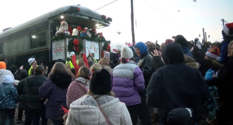 CSX Santa Train passes through Kingsport, spreads holiday cheer