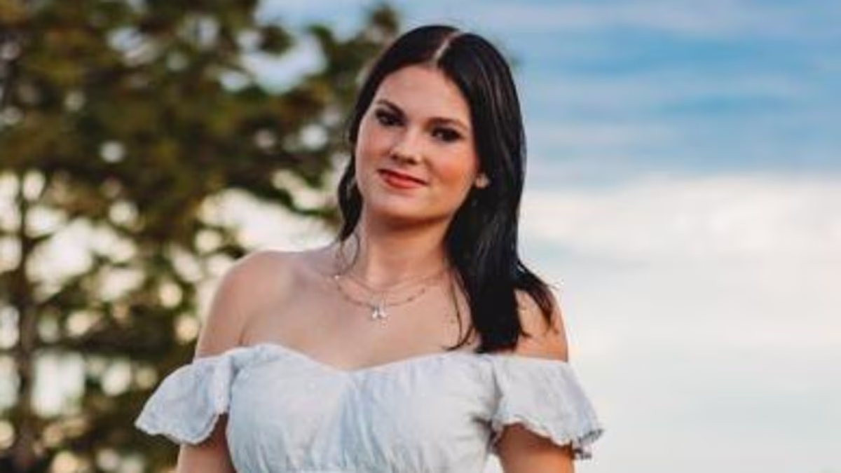 Cheerleader's mom demands to know why teen was sharing ship cabin