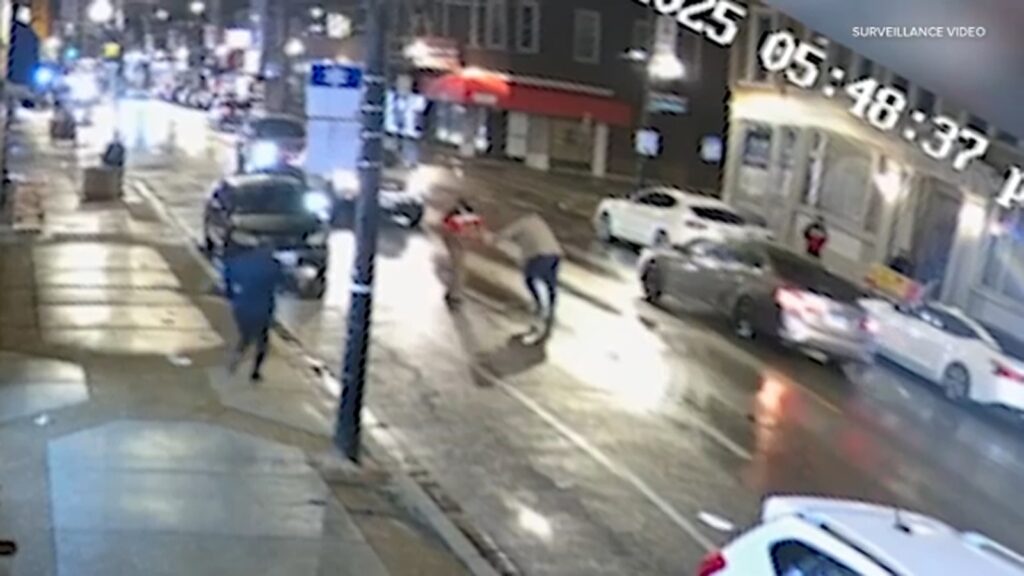 Chicago shooting: 2 men shot, killed during jewelry store armed robbery on West 26th Street in Little Village, police say