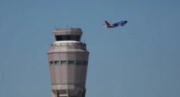 Former pilot sets up GoFundMe for unpaid air traffic controllers