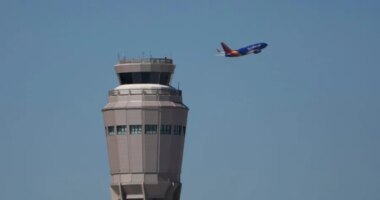 Former pilot sets up GoFundMe for unpaid air traffic controllers