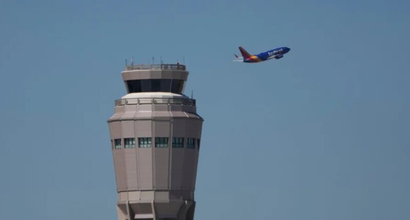 Former pilot sets up GoFundMe for unpaid air traffic controllers