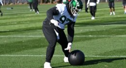 Harrison Phillips showing Jets what playing through pain looks like