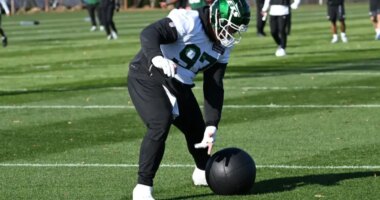 Harrison Phillips showing Jets what playing through pain looks like