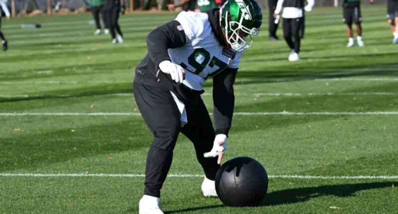 Harrison Phillips showing Jets what playing through pain looks like