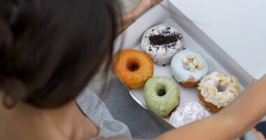 How to control your cravings this holiday season: Simple strategies to help you stay on track