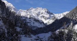 Hundreds launch search after avalanche buries skiers and snowboarders