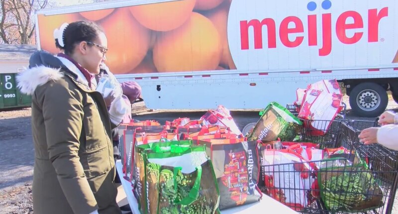 Hundreds of families line up in Urbana for HeartStrong’s turkey day drive