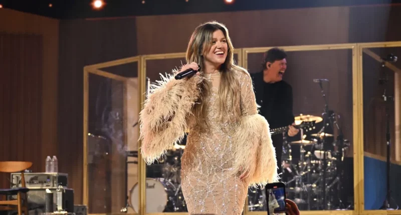 Kelly Clarkson Helps Fans Get Engaged in 1st Concert Since Ex’s Death