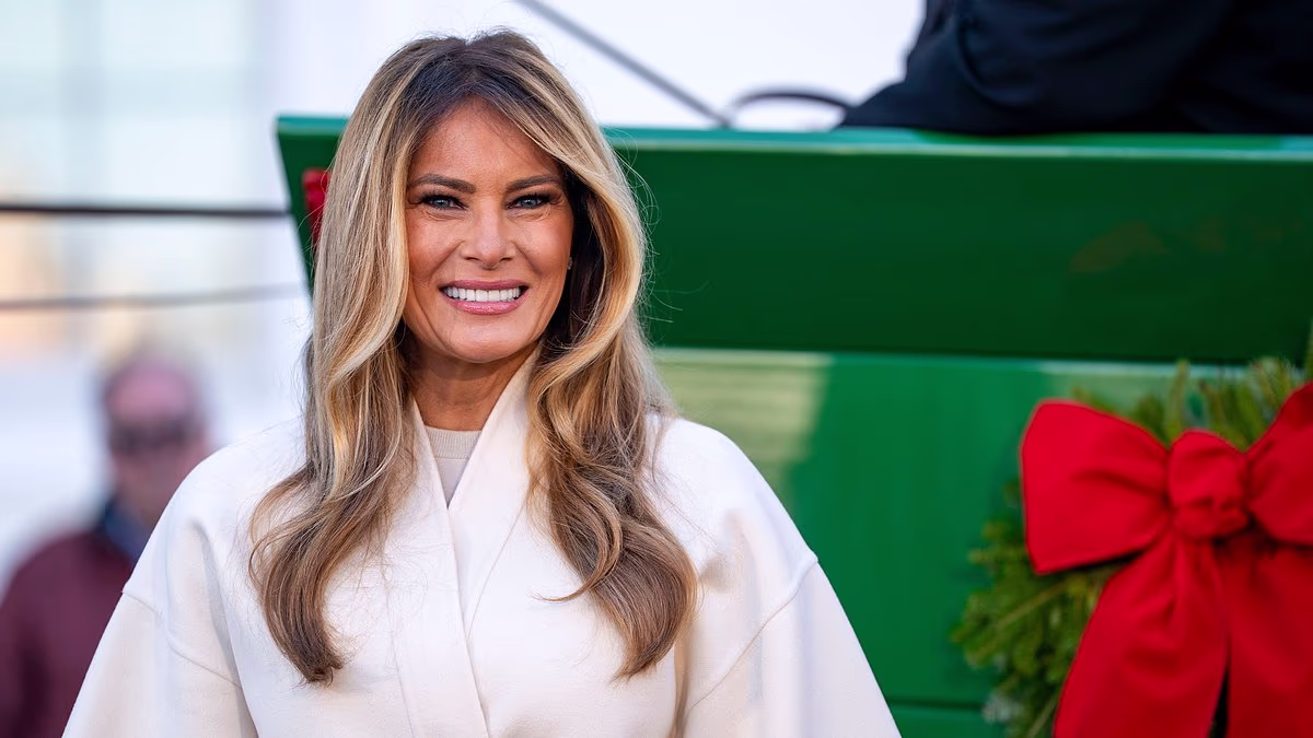 Melania Trump looks chic as receives White House Christmas tree
