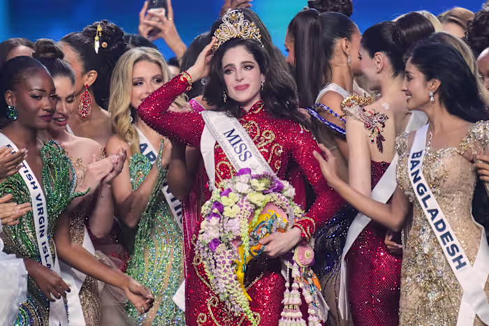 Miss Mexico is crowned Miss Universe at a pageant where she stood up to a host's bullying