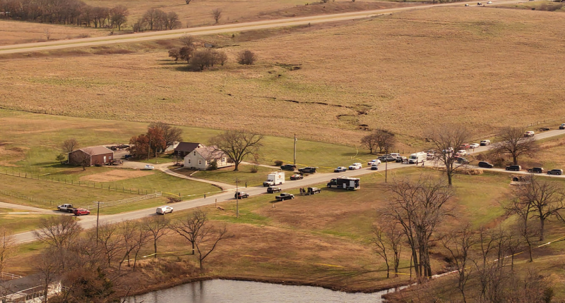 Multiple officers shot near Carbondale, suspect dead