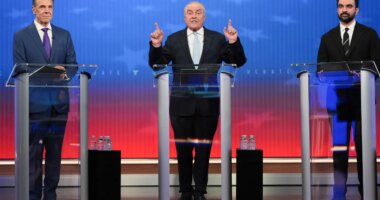 Republican candidate Curtis Sliwa, center, speaks during a mayoral debate with independent candidate former New York Gov. Andrew Cuomo, left, and Democratic candidate Zohran Mamdani, Thursday, Oct. 16, 2025, in New York. (AP Photo/Angelina Katsanis, Pool)
