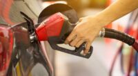 National average gas price drops below $3 for first time in four years